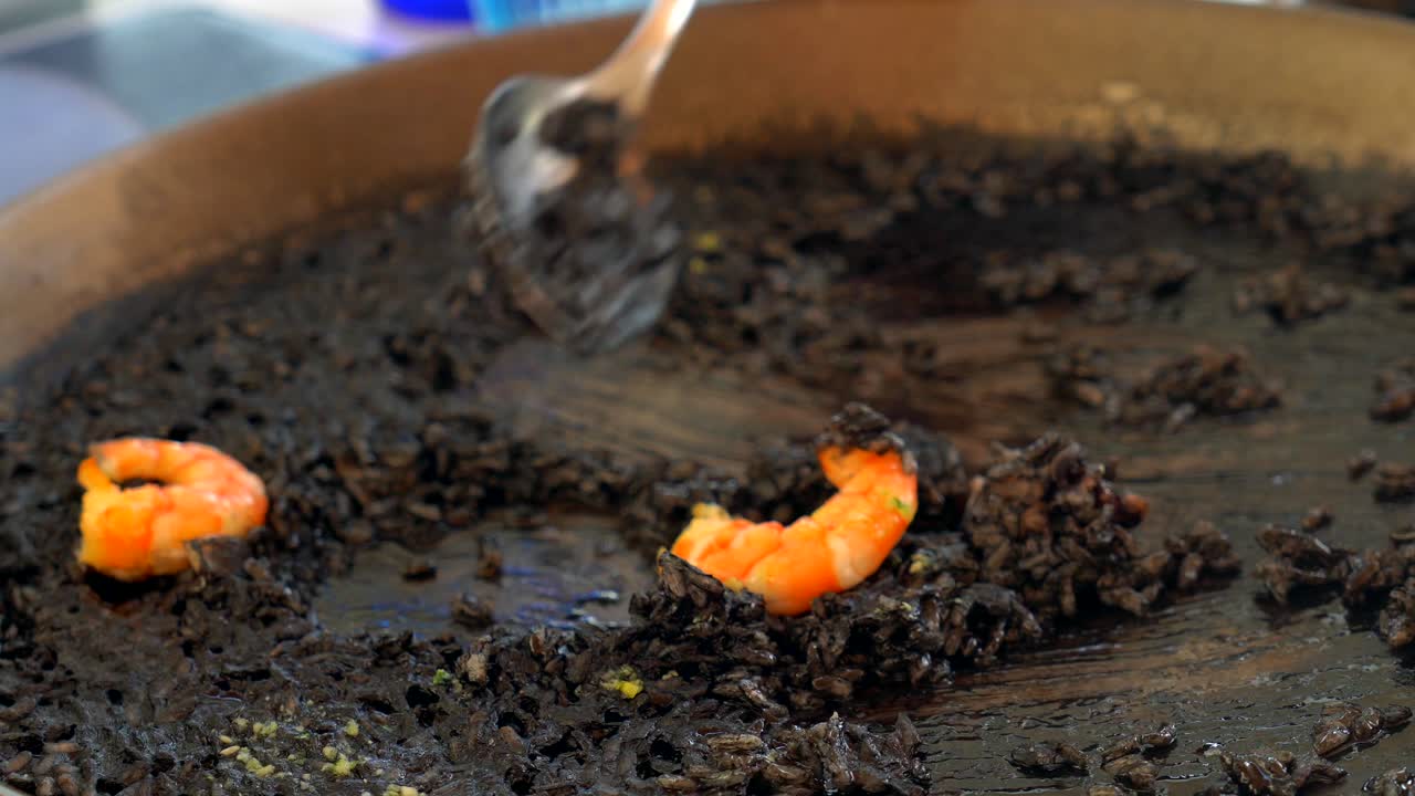 Paella di riso nero con gamberetti