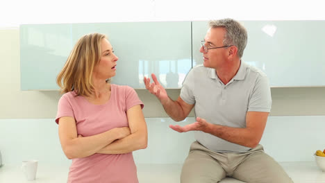 una pareja madura peleando.