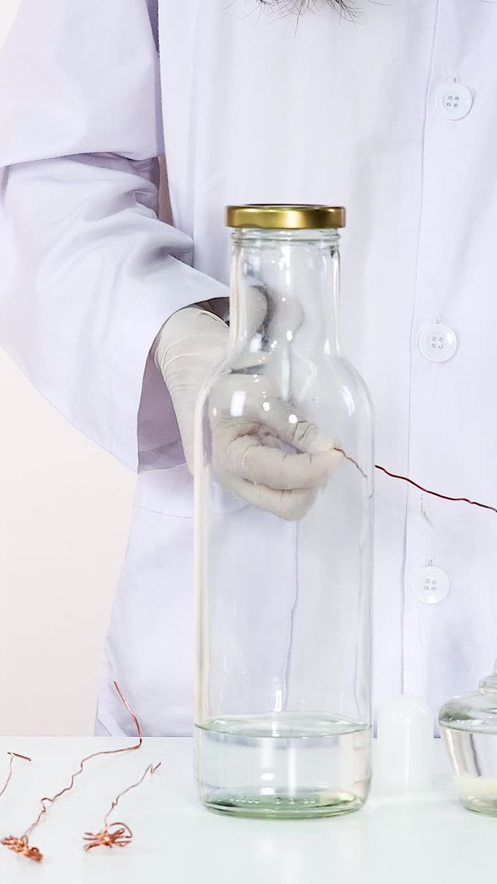 빛나는 효과를 가진 화학 반응을 보여주는