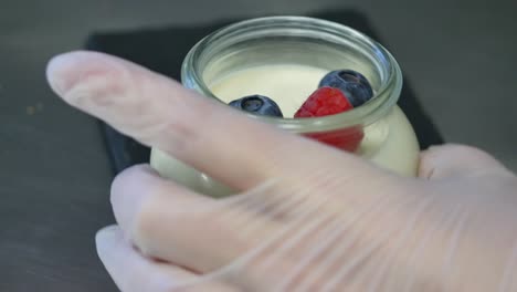 postre de crema en capas con bayas
