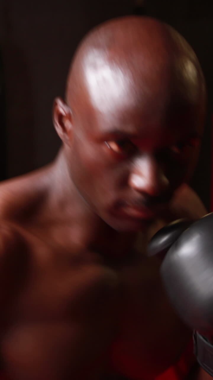 Uomo che fa boxe in una palestra di CrossFit