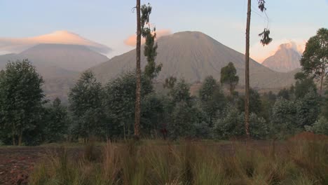 una toma amplia de la cadena de volcanes virunga en la frontera de ruanda congo