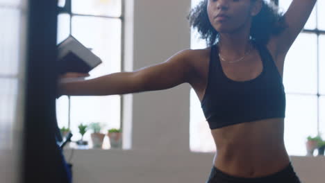 Jóvenes-Mujeres-De-Negocios-Practican-Meditación-De-Yoga-Juntas-En-Oficinas-Diversas-Haciendo-Pose-De-Guerrero-Disfrutando-Del-Ejercicio-De-Atención-Plena-Relajándose-En-El-Descanso-Del-Almuerzo-Lugar-De-Trabajo-Creativo-Y-Moderno