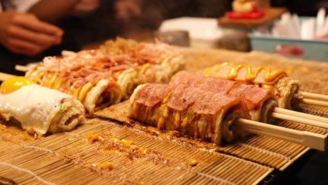 cocinar rollos de arroz japoneses con ingredientes en el krabi