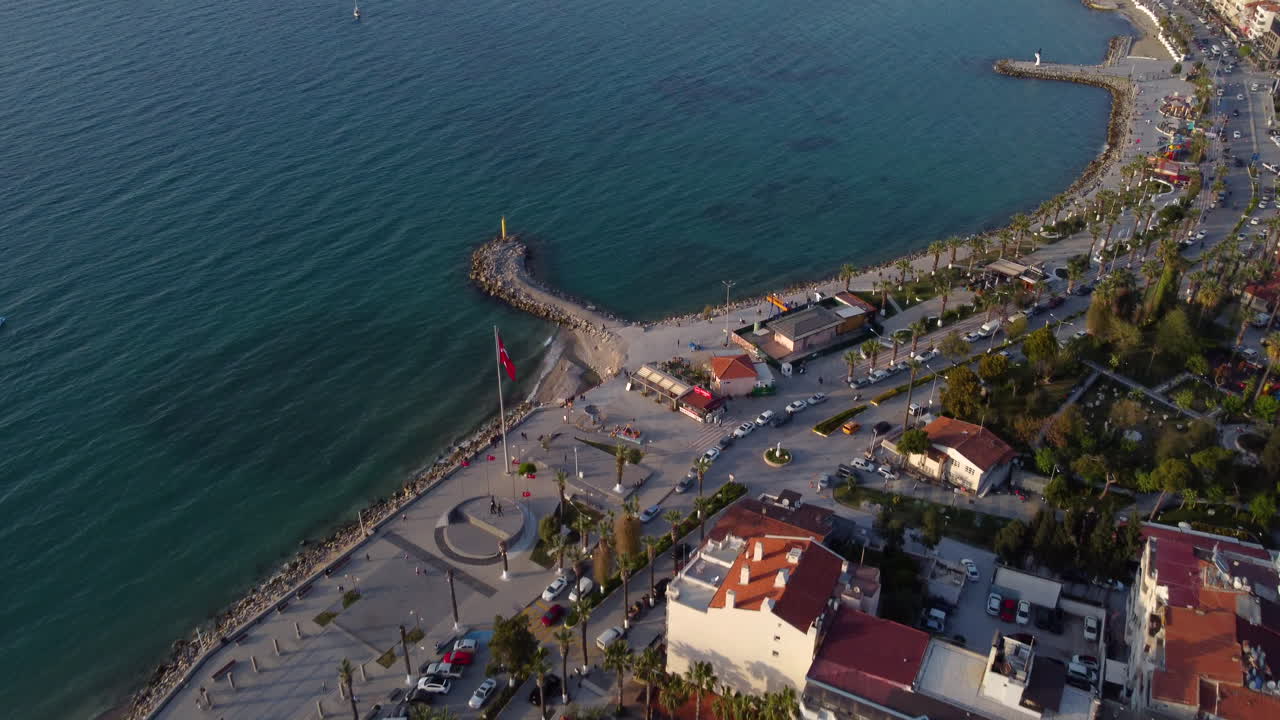 vista aérea de los edificios del hotel y el paseo marítimo en la costa del mar egeo en kusadasi, turquía