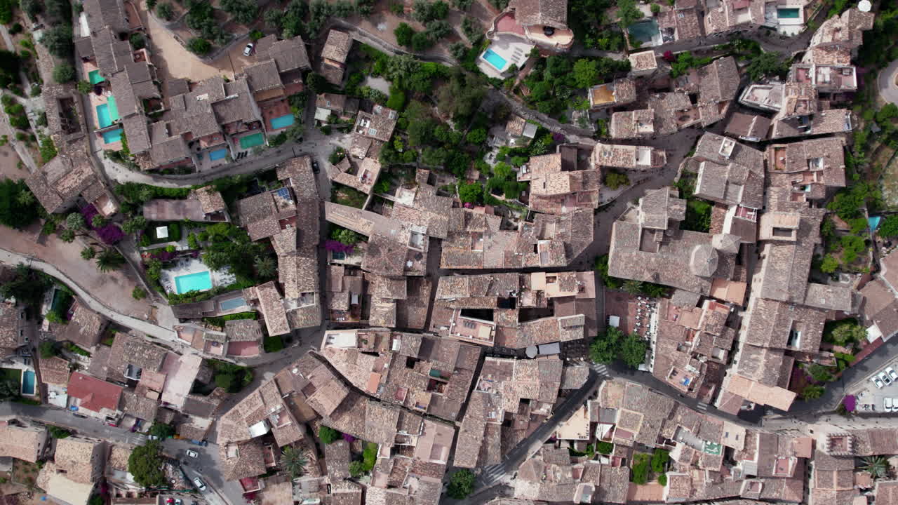 pueblo turístico de montaña de fornalutx en la cordillera de tramuntana en mallorca, españa