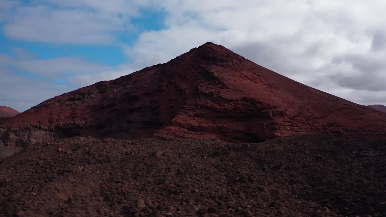Vista aérea de drone de um vulcão em Lanzarote, Ilhas Canárias.