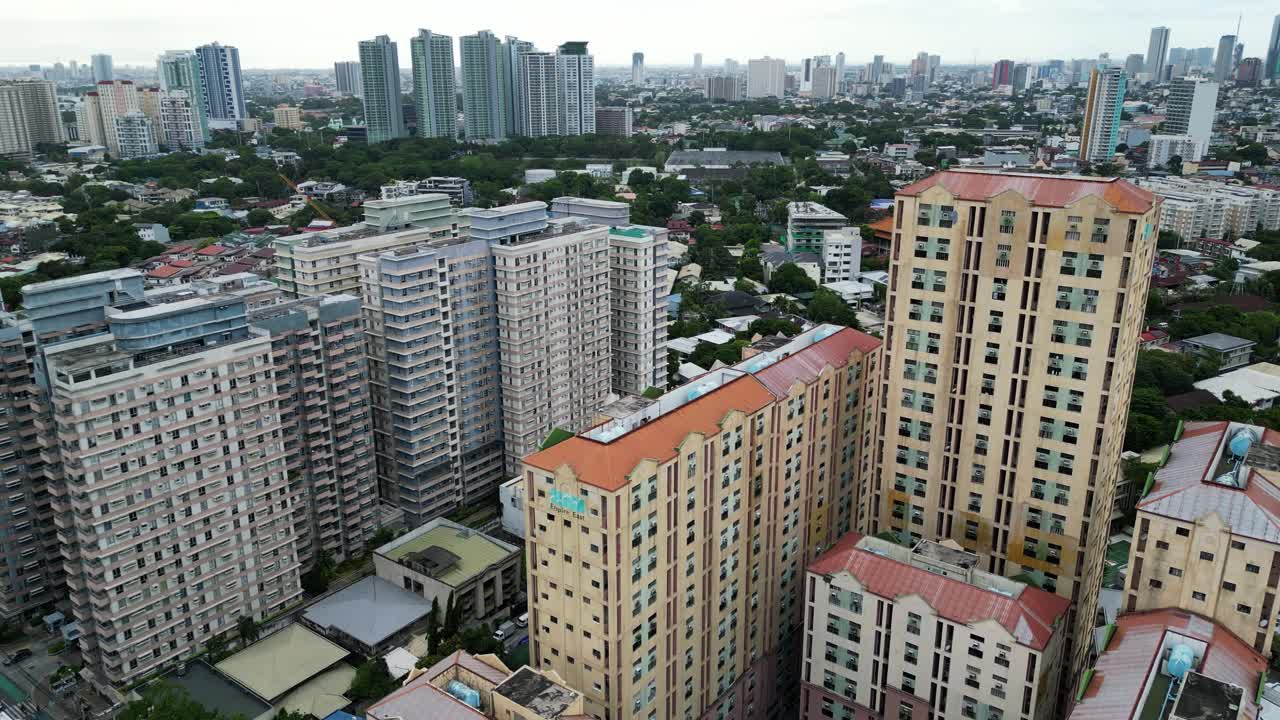 paisaje urbano con edificios de gran altura en west crame, ciudad de quezón, manila, filipinas, tomada desde un avión no tripulado