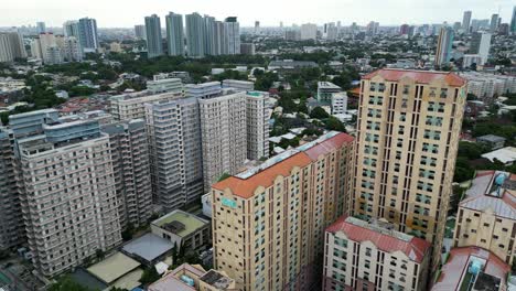 Paisaje-Urbano-Con-Edificios-De-Gran-Altura-En-West-Crame,-Ciudad-De-Quezon,-Manila,-Filipinas,-Toma-Aérea-De-Drones