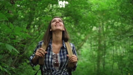 mujer caminando en un bosque