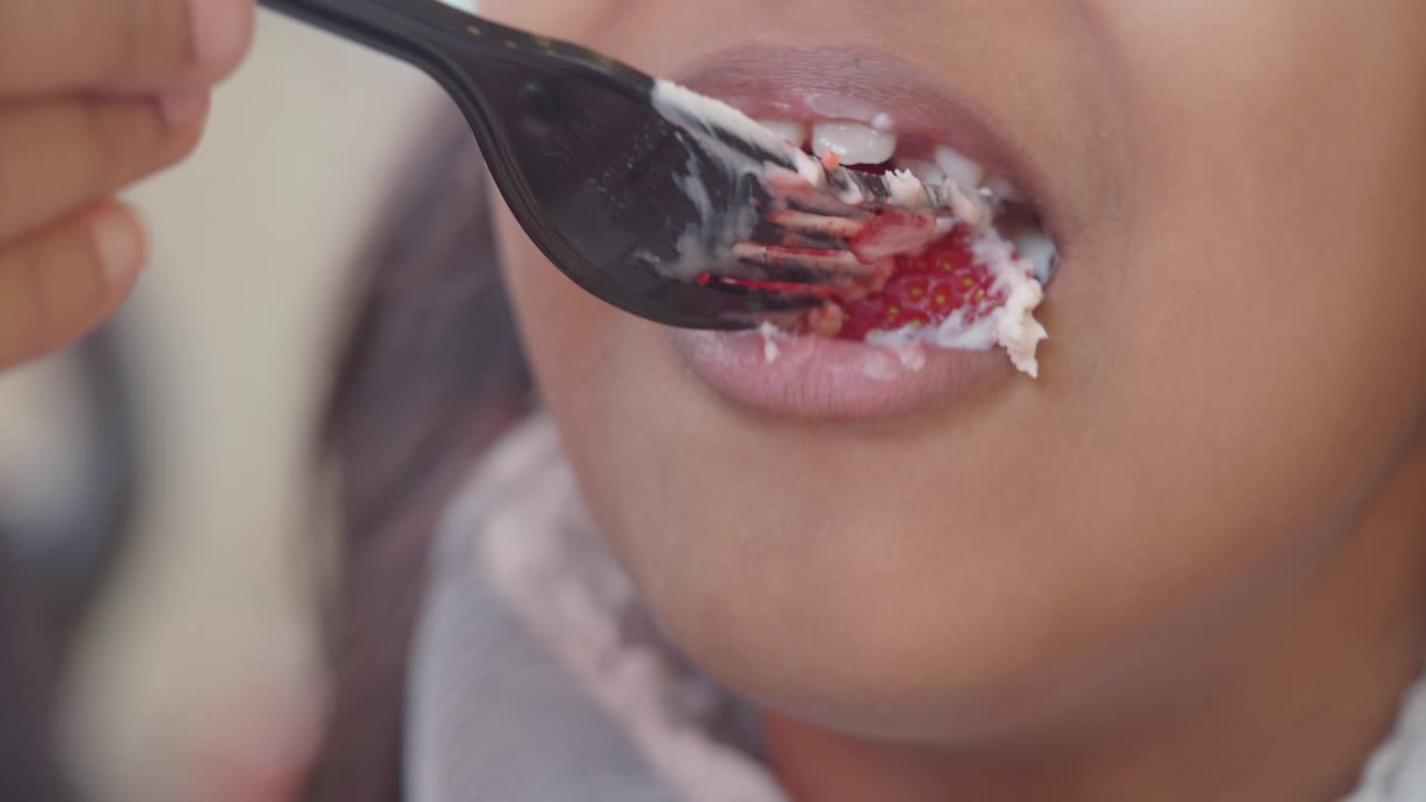 Persona che mangia un dessert alle fragole