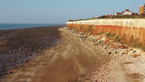 Vista-Aérea-De-Los-Acantilados-De-Hunstanton,-La-Playa-Y-El-Campo-De-Rocas-De-Marea-Baja