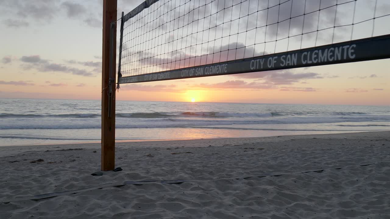cancha de voleibol de playa al atardecer y red san clemente california