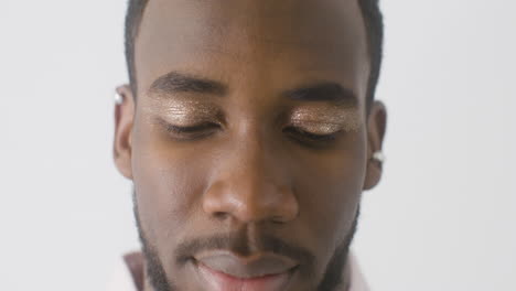 primer plano del hombre mirando al frente con maquillaje