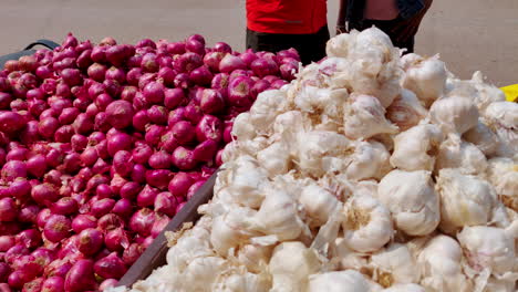 Verkauf-Von-Zwiebeln-Und-Knoblauch-Auf-Einer-Karte-Am-Straßenrand