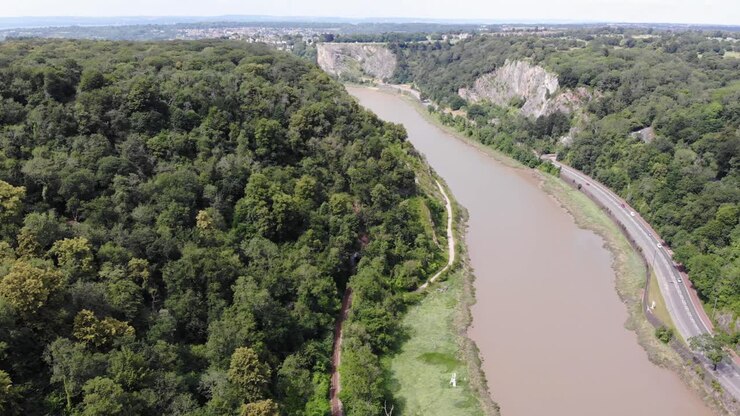 Vista statica che guarda in basso sul fiume Avon e Leigh Woods a Bristol, Inghilterra