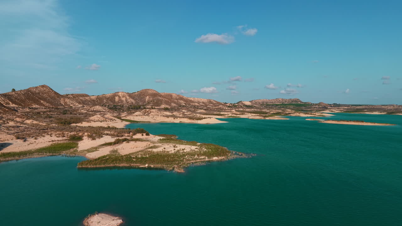 Paesaggio panoramico del lago
