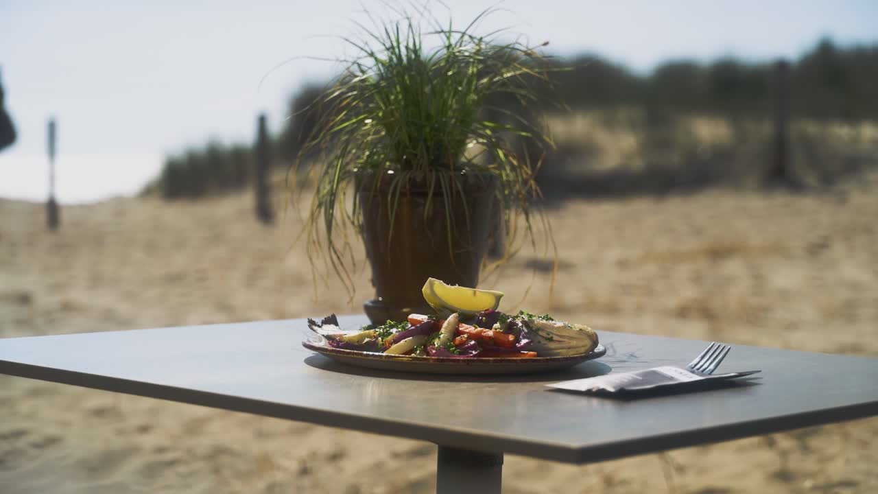 comida de lujo en un plato en la playa