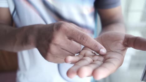 persona que tiene pastillas