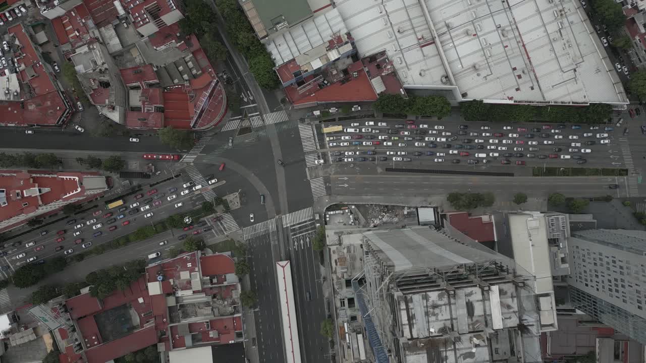 vista aérea hacia abajo en una gran intersección y tráfico en la ciudad de méxico