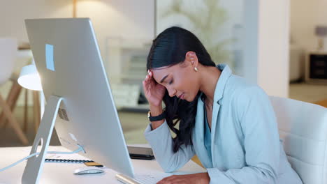 mujer de negocios estresada que sufre de dolor de cabeza