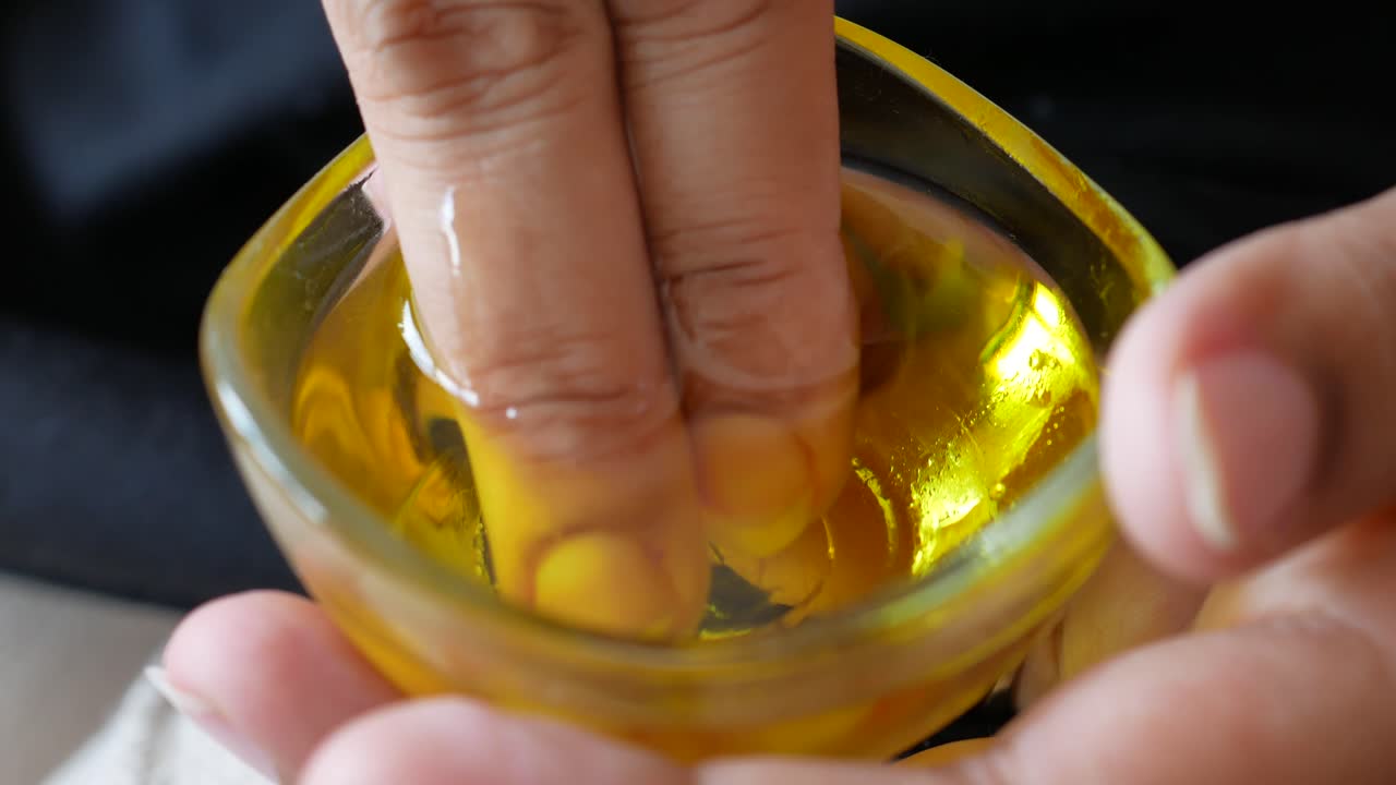 Aplicando Óleo para Unhas e Mãos