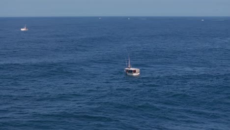 Luftaufnahme-Von-Kleinen-Hölzernen-Fischerbooten-In-Der-Nähe-Der-Küstenstadt-Muxia-In-Galicien,-Spanien