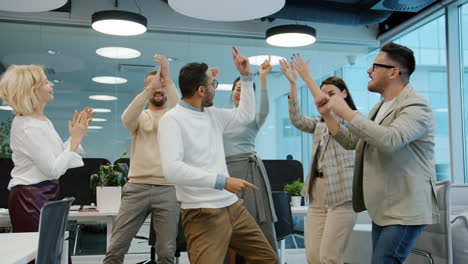 equipo celebrando el éxito en la oficina moderna