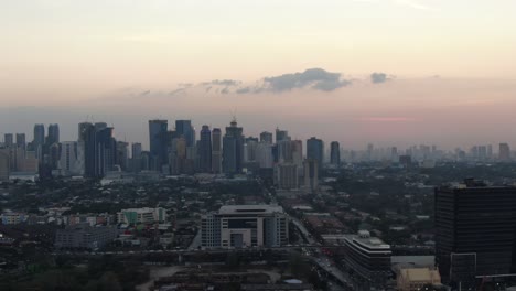 Durante-El-Crepúsculo,-Cientos-De-Automóviles-Viajan-A-Casa-Desde-Ortigas-Y-Metro-Manila