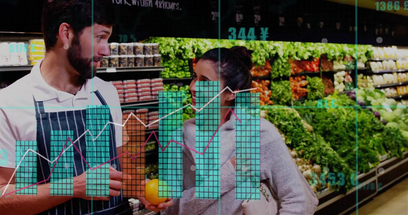 Empleado de supermercado ayudando a un cliente con productos frescos