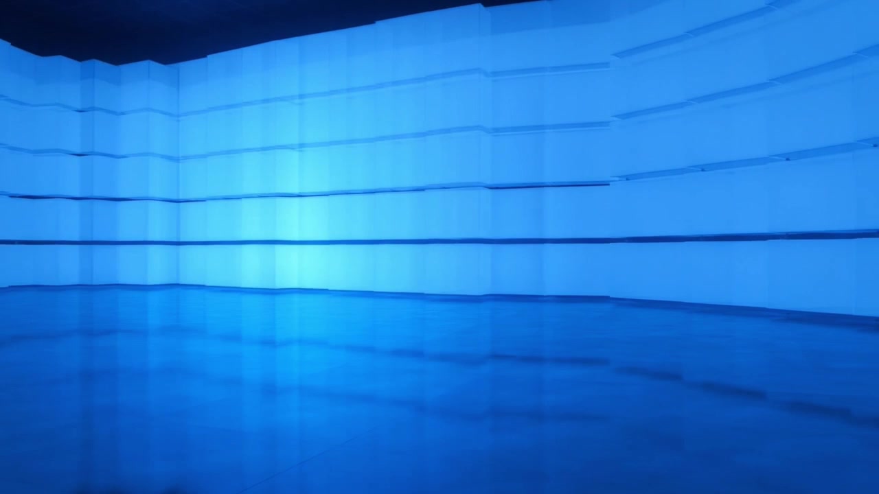 Parete Geometrica Astratta Blu Luminosa in Studio Scuro