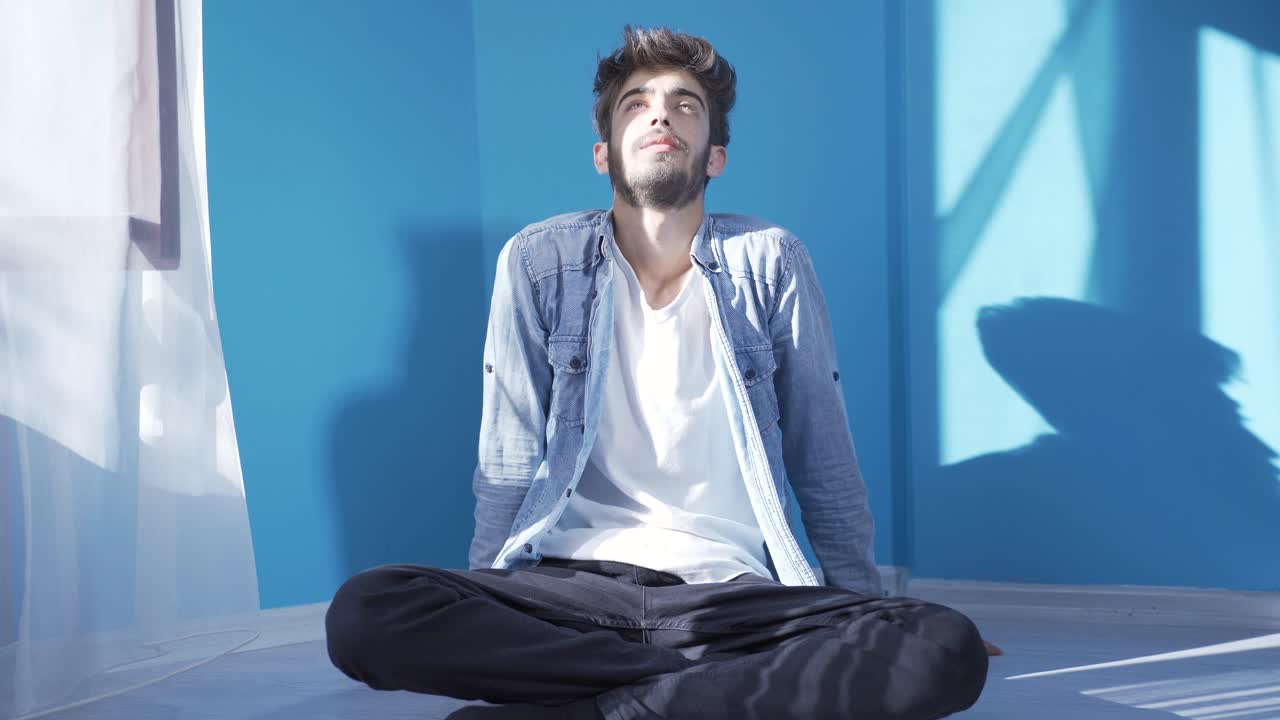 우울한 남자가 부정적인 표정으로 머리를 흔들고 있습니다.