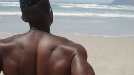 Hombre-Sin-Camisa-Relajándose-En-La-Playa-Bajo-El-Sol-4k