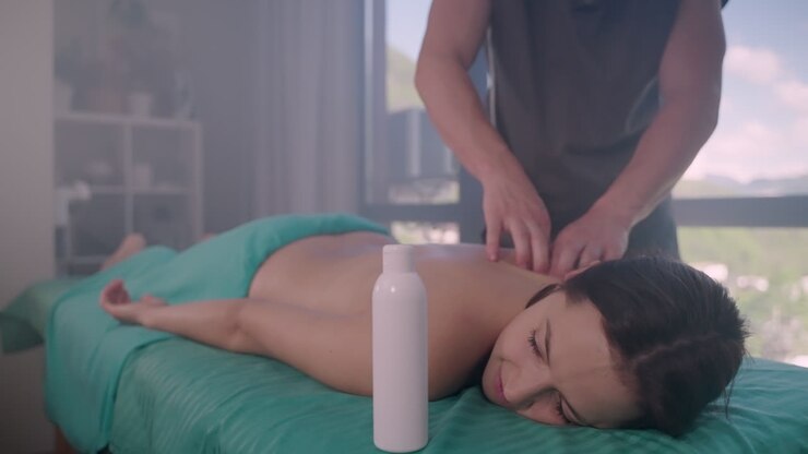 Kvinde, der får rygmassage