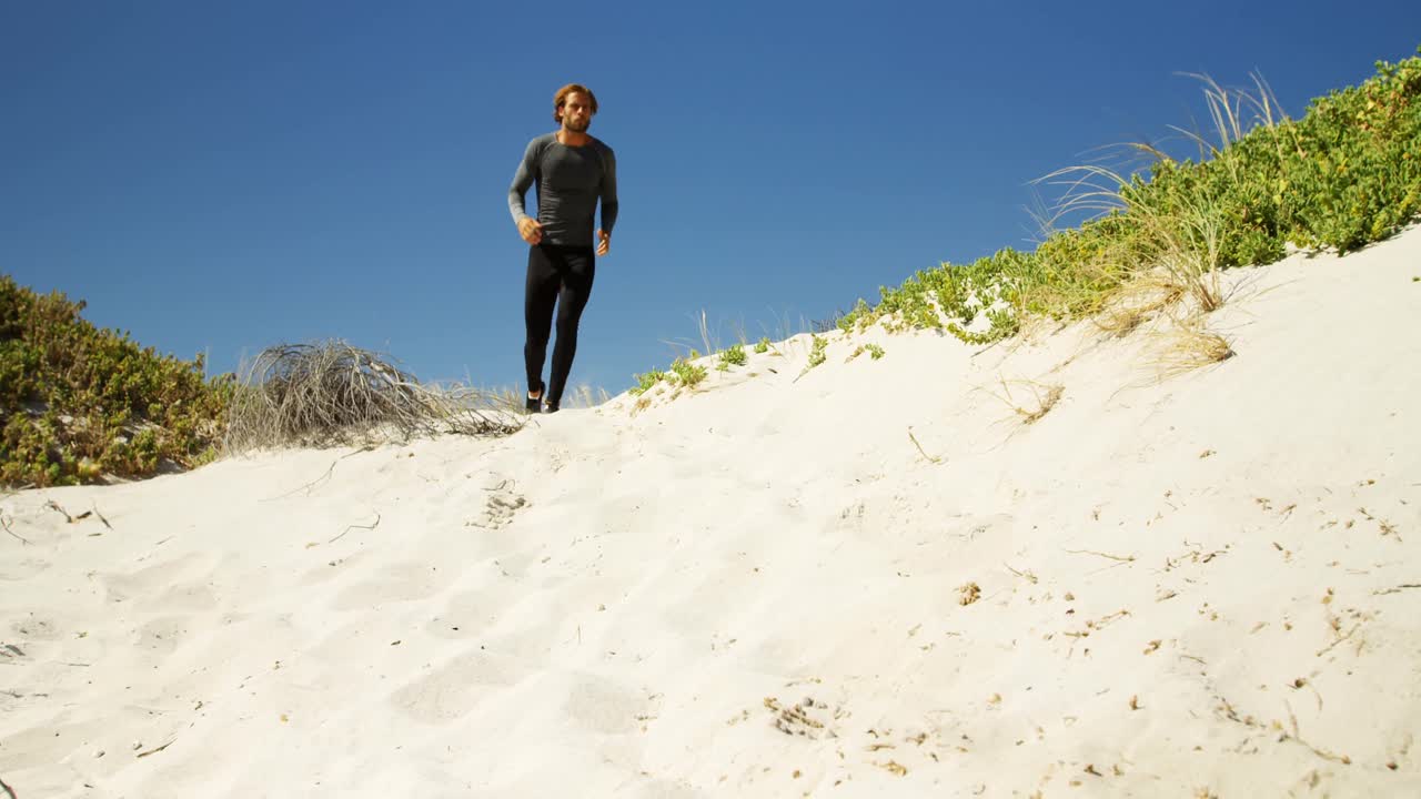 트라이애슬레트 선수 가 트레일 에서 조 ⁇  하고 있다