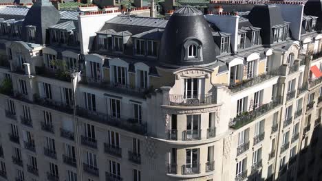 Parisian-residential-and-luxury-building-in-town-center,-Paris-in-France