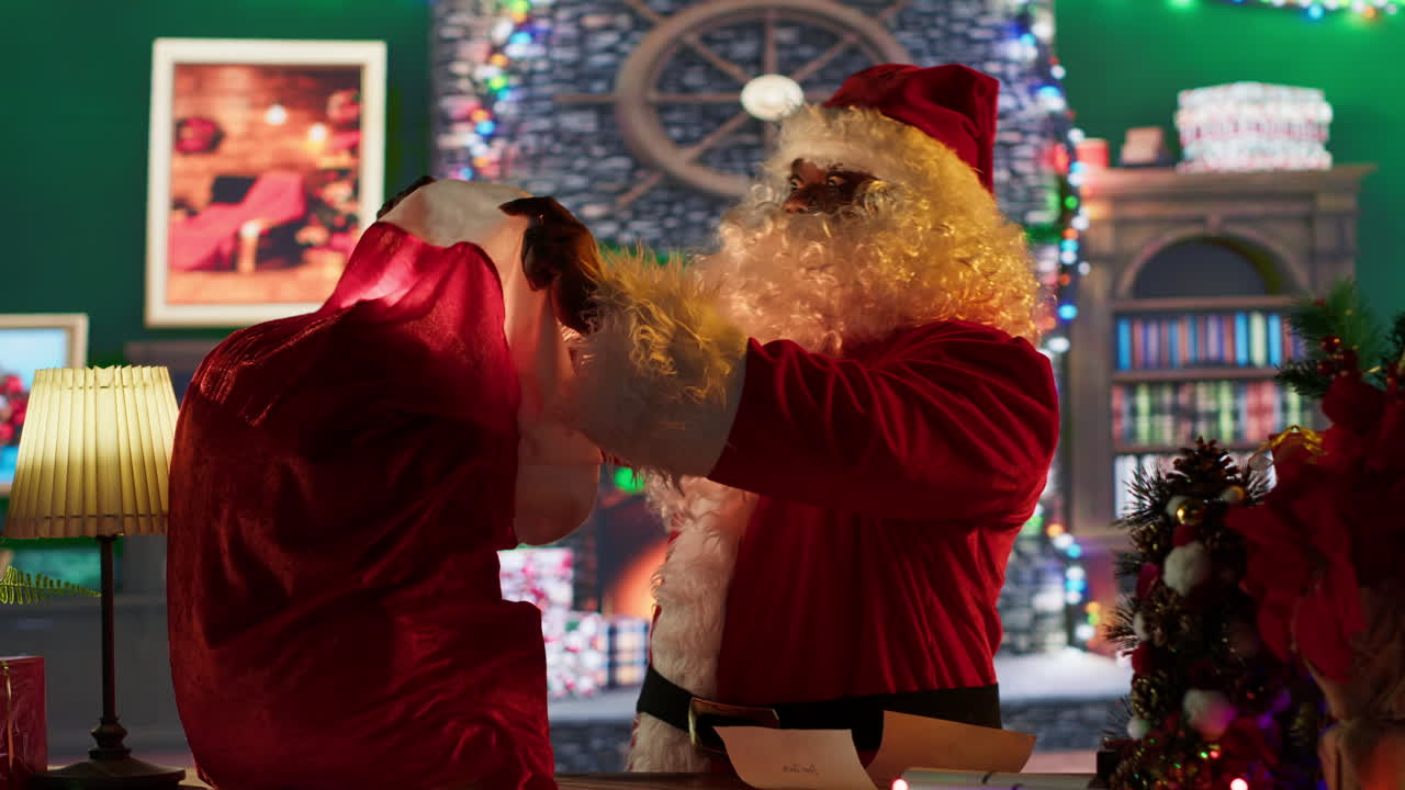 산타클로스가 크리스마스를 준비하고 있다