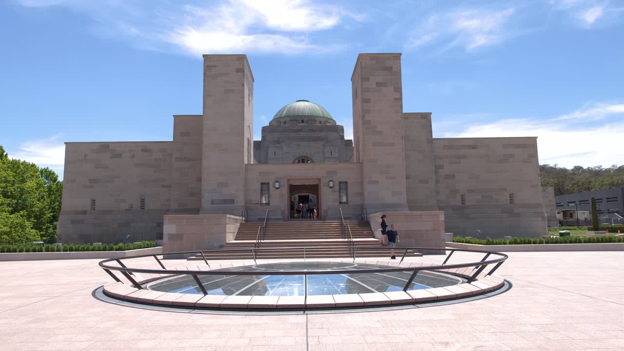 Um plano geral do monumento histórico de pedra e do telhado em forma de cúpula sob um céu azul
