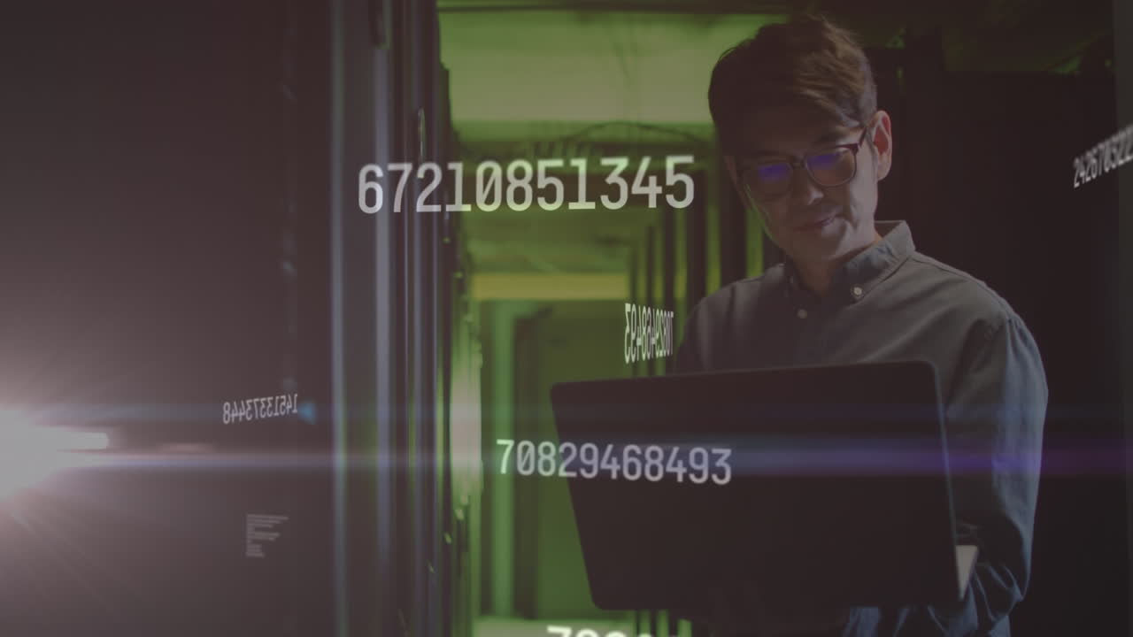 animación de procesamiento de datos sobre hombre asiático usando portátil por servidores de computadora.