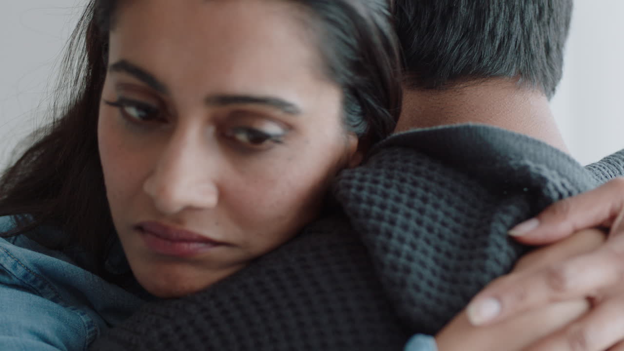 mujer infeliz abrazando a su novio pareja joven con problemas de relación abrazando problemas emocionales compartiendo malas noticias