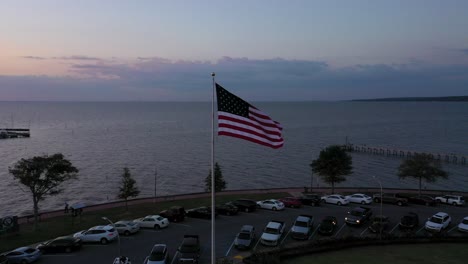 Zumbando-Alrededor-De-La-Bandera-Estadounidense-Durante-La-Puesta-De-Sol-En-El-Muelle-Municipal-De-Fairhope