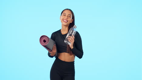 mujer feliz, yoga y agua en maqueta para el entrenamiento