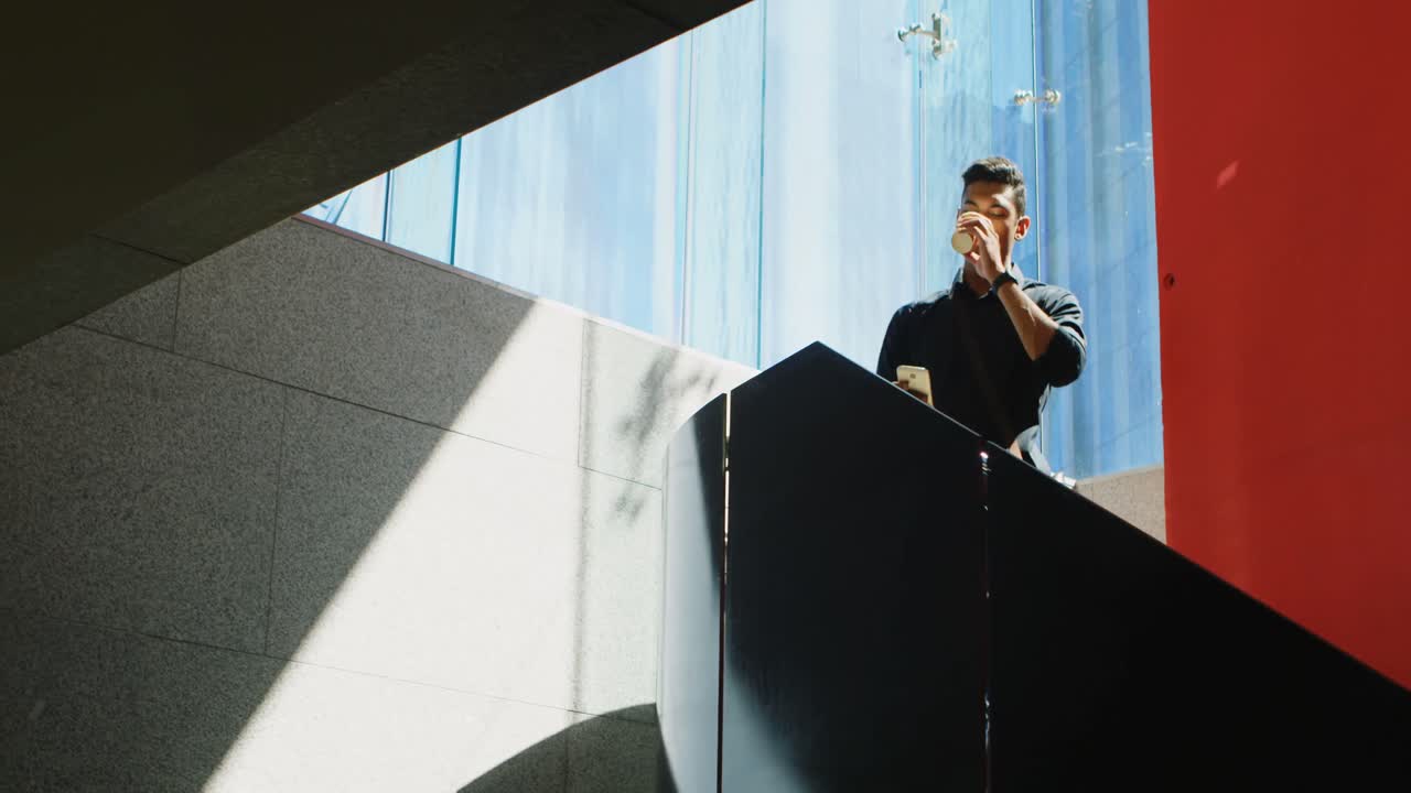 커피를 마시면서 휴대폰을 사용하는 남성 통근자 4k