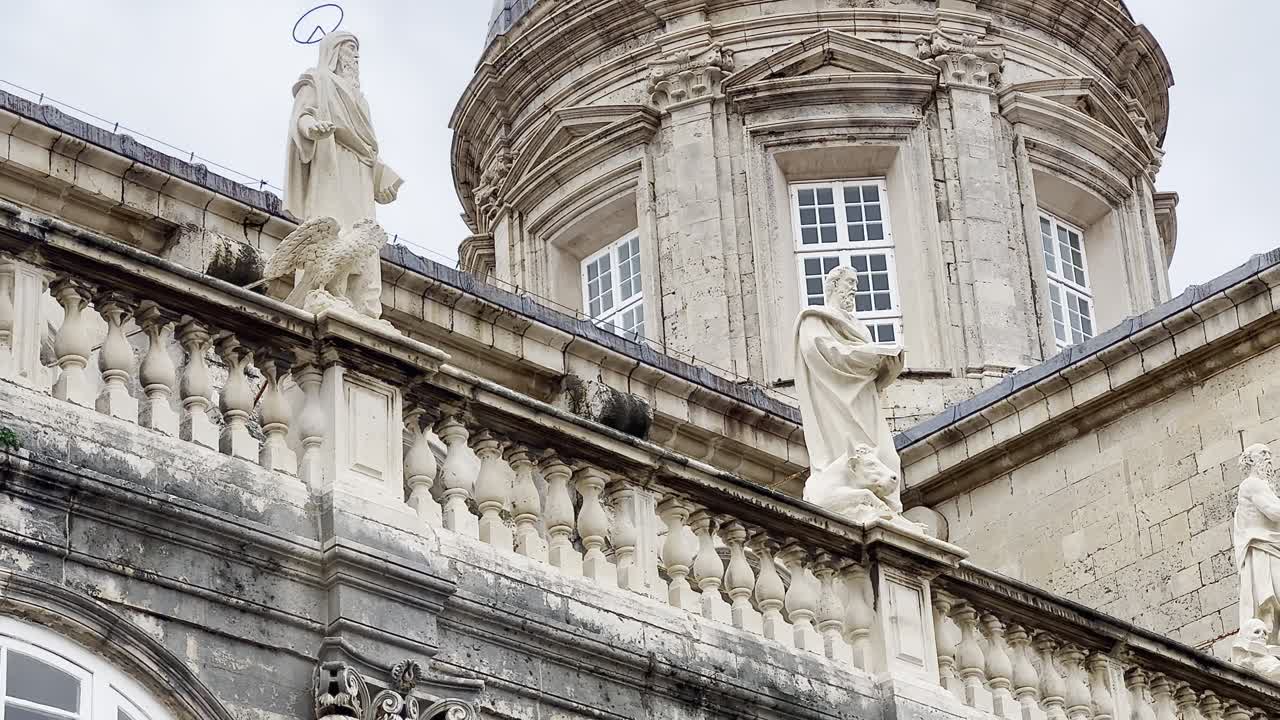 Clipe cinematográfico b-roll de estátuas de pedra e detalhes arquitetônicos barrocos no telhado da Catedral de Dubrovnik, na cidade velha histórica - Dubrovnik, Croácia cinematográfica