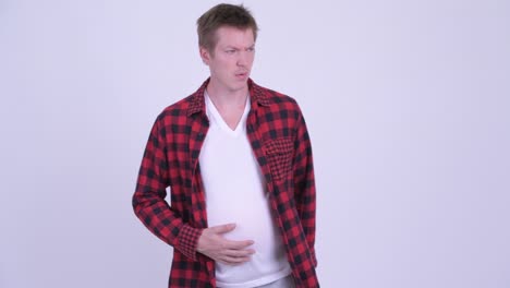un joven hipster con una gran barriga.