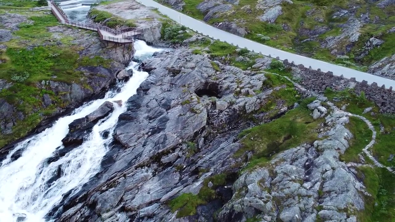 Horská řeka v norském fjordu, letecký pohled dronem