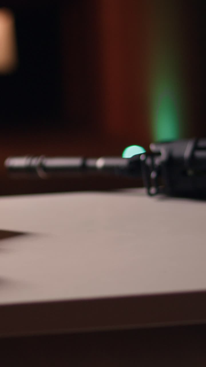 Video vertical: Rifle y pistola en un polígono de tiro para entrenamiento, primer plano.
