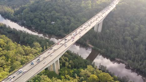 Toma-Aérea-De-Drones-Del-Puente-Del-Río-Mooney-Mooney-Creek-Con-Tráfico-De-Automóviles-M1-Autopista-Del-Pacífico-Autopista-Gosford-Costa-Central-Nsw-Australia-3840x2160-4k