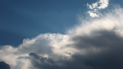 El-Tiempo-De-Las-Nubes-De-Verano-En-Movimiento-Cae-Contra-El-Cielo-Azul-Y-Los-Rayos-Del-Sol.