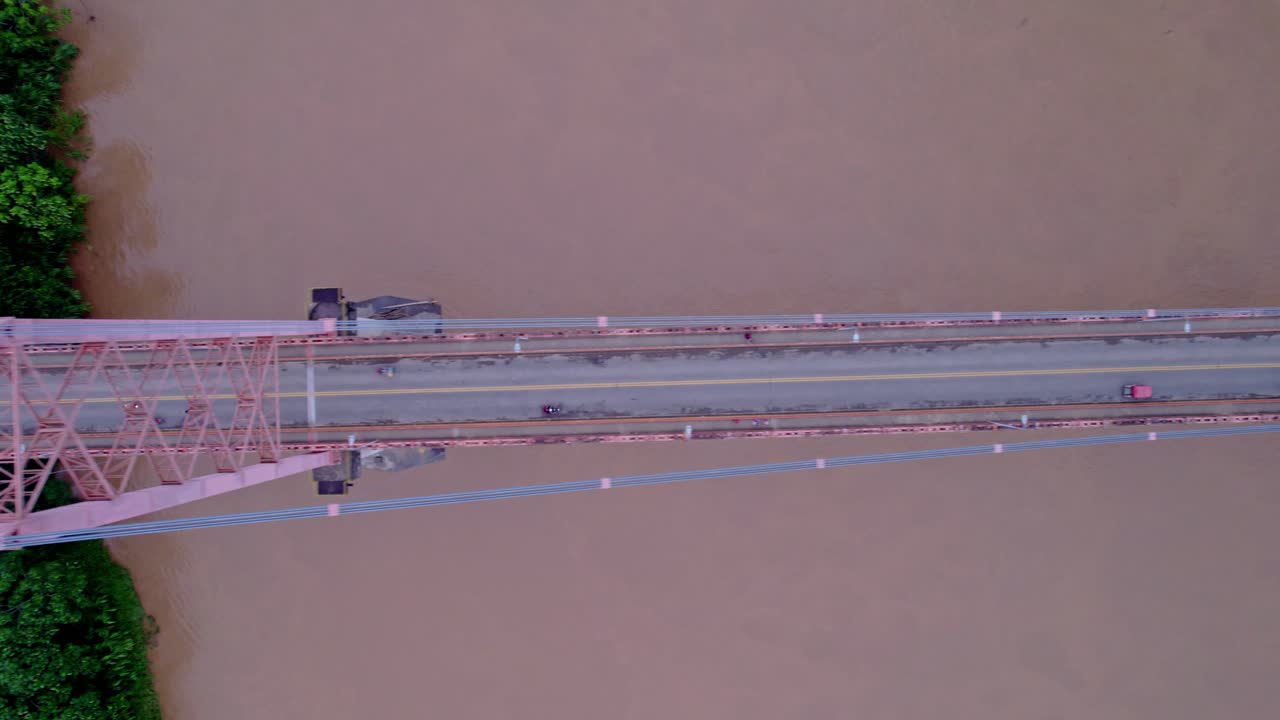 푸에르토 말도나도 대륙 다리를 건너면서 위에서 도시 혼잡을 목격하십시오.